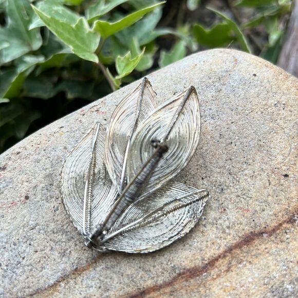 Handmade Wire Twist Leaf Nature Pin Brooch - Picture 3 of 3